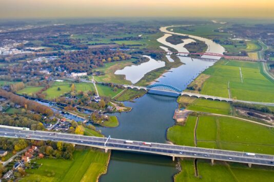 Infrastructuur Nederland met water en wegen langs natuur