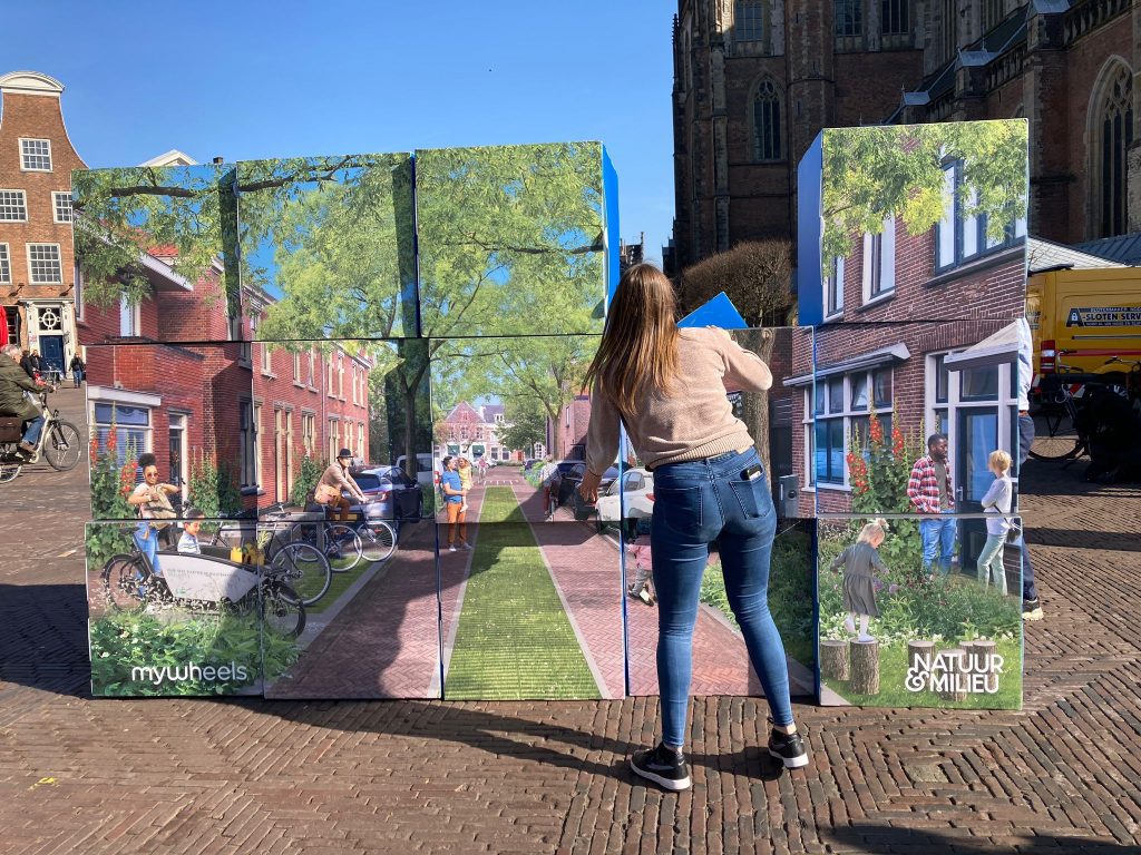 Vrouw stapelt grote blokken op elkaar
