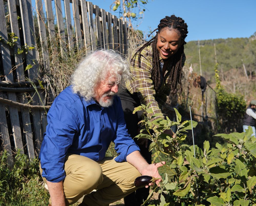 Buren samen aan het tuinieren