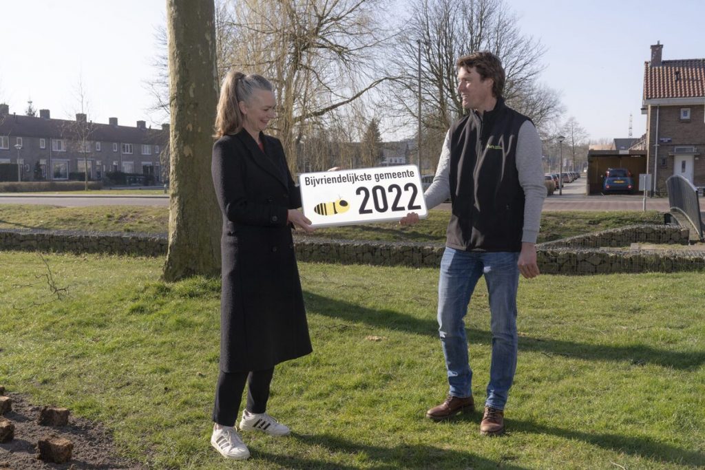 Wethouder Cathelijne Bouwkamp neemt de prijs in ontvangst