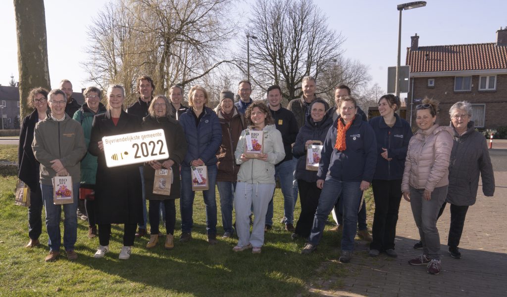 Arnhem neemt bijvriendelijkste gemeente prijs in ontvangst
