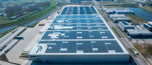 Zonnepanelen op dak distributiecentrum