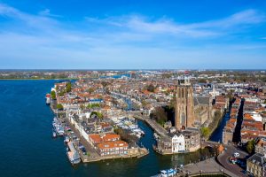 Uitzicht over dordrecht met kerktoren