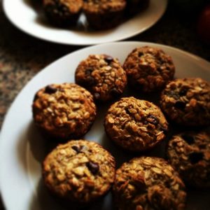Een schaal met 8 havermoutmuffins