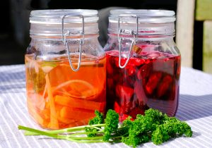 Weckpot met ingelegde groenten in de felle kleuren oranje en rood
