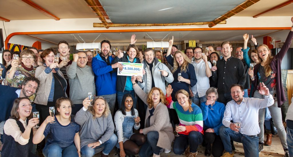 mensen met cheque van de NPL