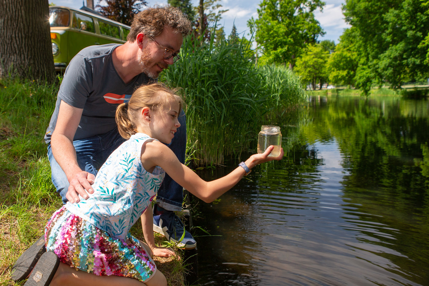 vader en dochter onderzoeken waterkwaliteit