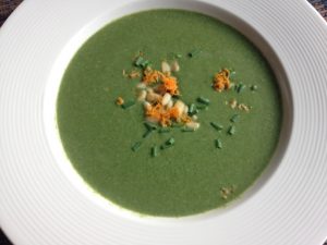 Diep bord met spinaziesoep