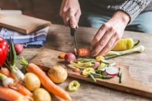 Vrouw snijdt groenten