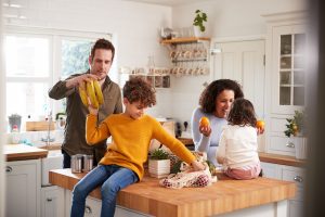 gezin pakt boodschappen uit in de keuken