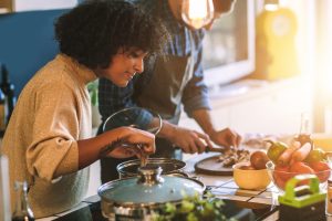 Man en vrouw maken eten klaar in de keuken