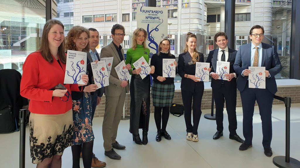 Overhandiging van het 10-punten plan aan Laura Bromet (GroenLinks) namens de Tweede Kamer-commissie voor Landbouw, Natuur en Voedselkwaliteit