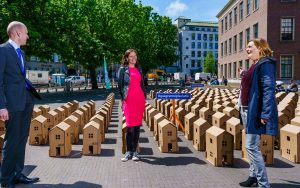 Wilma Berends voert een gesprek over woningisolatie met Tweede Kamerleden Joris Thijssen (PvdA) en Eva van Esch (PvdD)