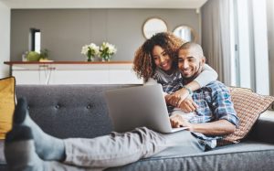 man en vrouw samen achter laptop