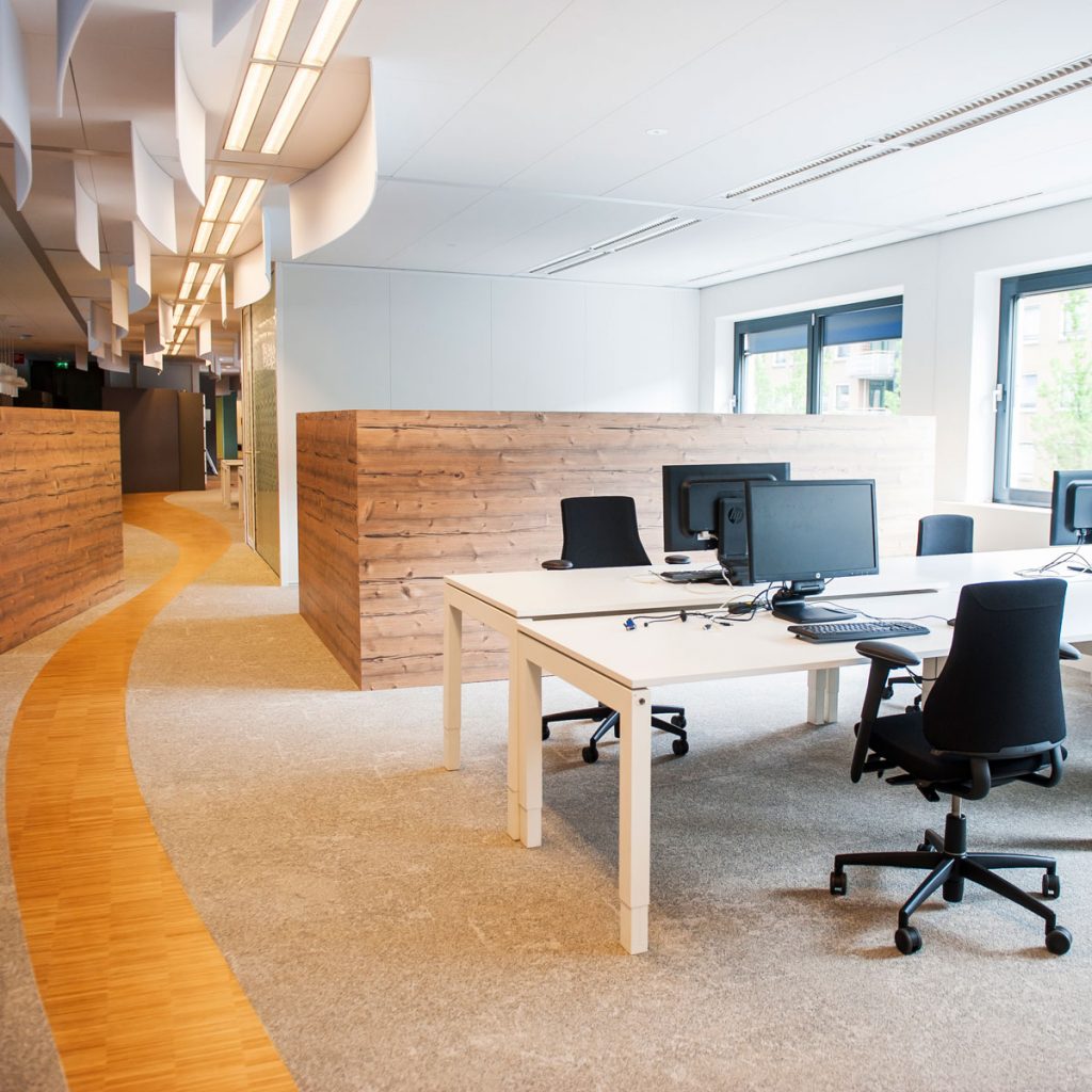 bureau's met bureaustoelen in een kantoorpand
