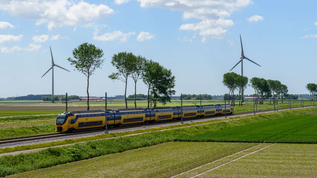 landschap met windmolens en trein