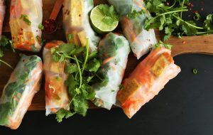 Springrolls op een plank