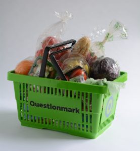 Een groen supermarktmandje met verpakt voedsel