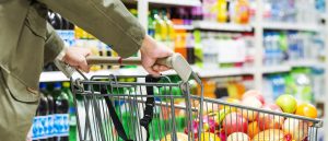 Persoon dat boodschappen doet