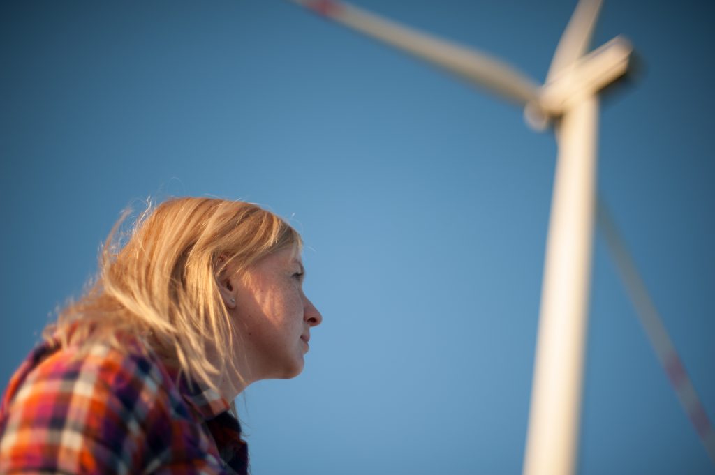 Vrouw kijkt naar windmolen
