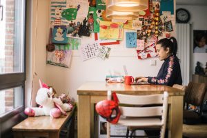 Vrouw zit aan tafel en werkt