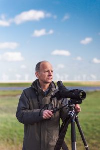Bernd van Vogelbescherming Nederland staat in weiland