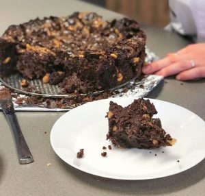 brownie met karamel in een stukje gesneden en geserveerd op een bord