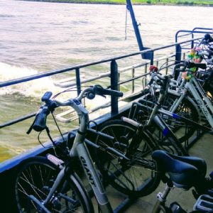 4 fietsen geparkeerd op een waterbus