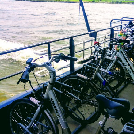 4 fietsen geparkeerd op een waterbus