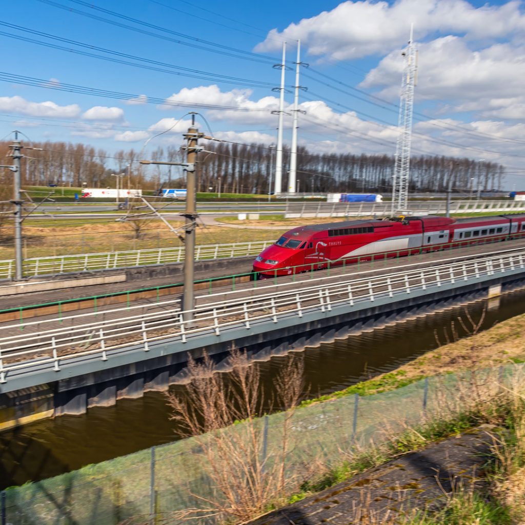 Het voorste deel van de Thalys, rijdend door een groen landschap