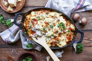 Pan met pompoen spaghetti en bolognesesaus met champignons