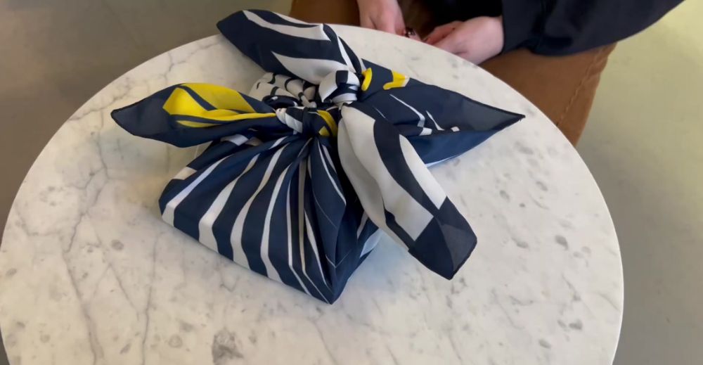 Boek ingepakt met furoshiki