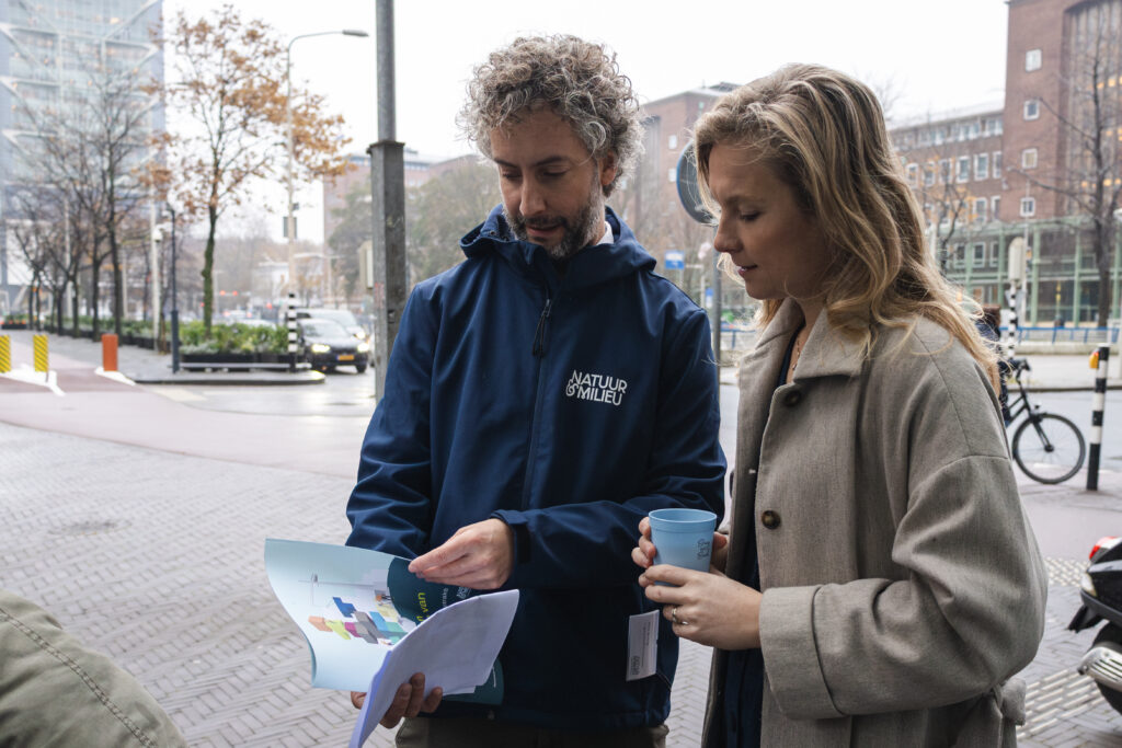 Peter met een overhandiging van rapport