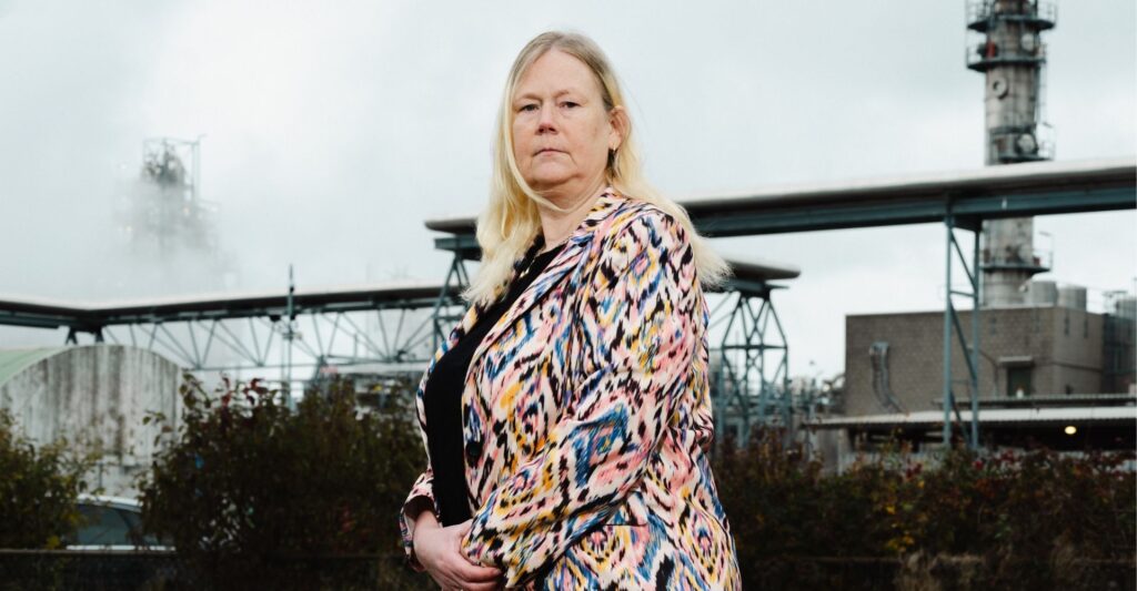 portret industrie vrouw voor de fabriek