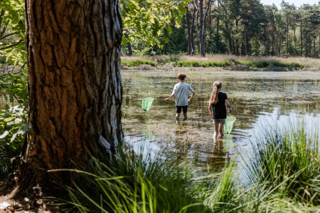 Foto van kinderen die waterkwaliteit meten