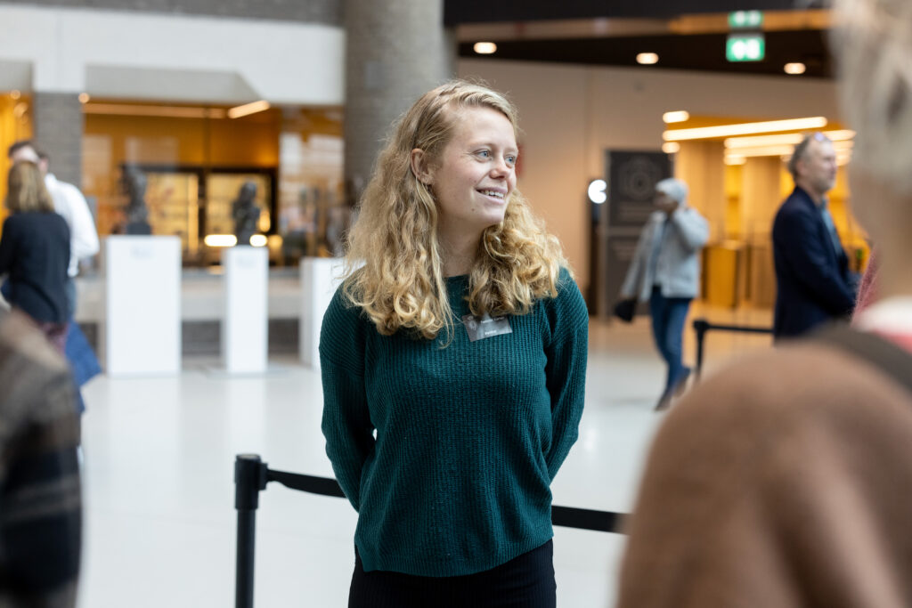 Aniek op de foto bij de Tweede Kamer