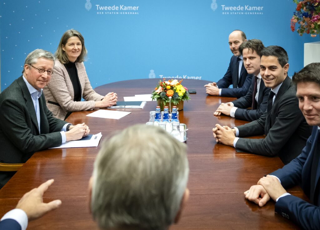 Foto van formatietafel met directeur Marjolein Demmers