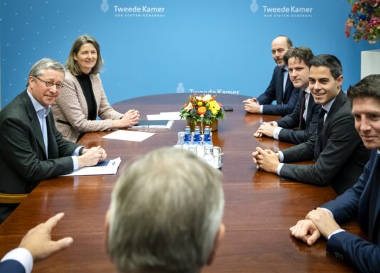 Foto van formatietafel met directeur Marjolein Demmers