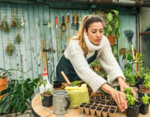 Vrouw die aan het moestuinieren is