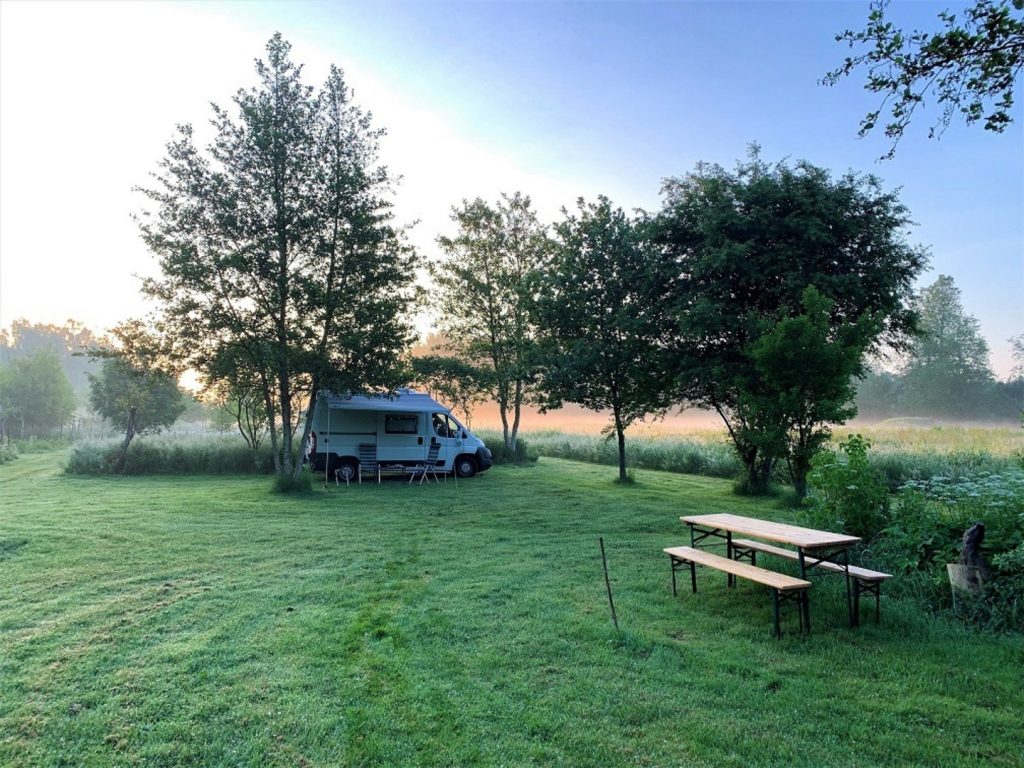 Kampeerplaats met kamperbusje