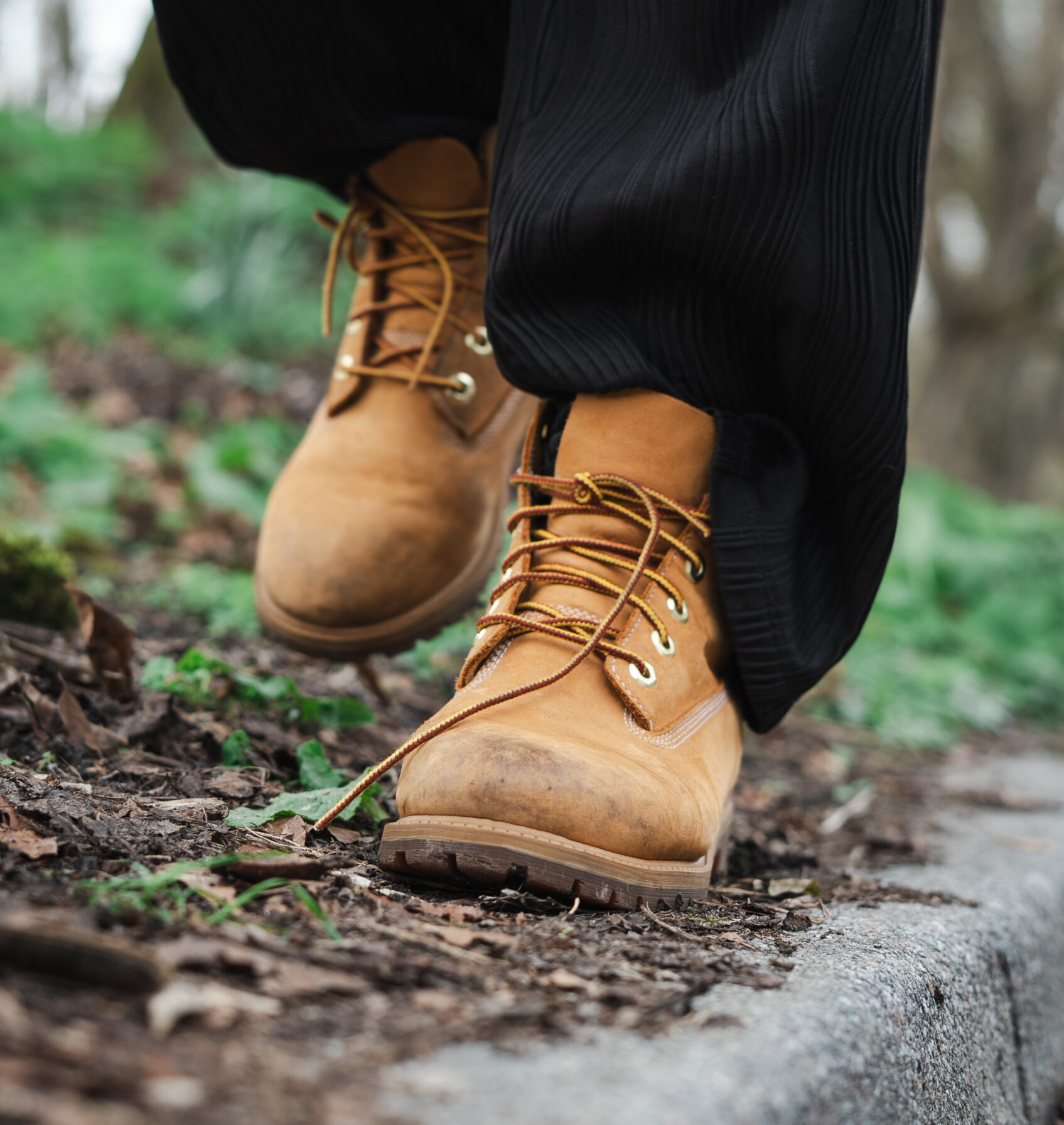 Gele schoenen die lopen door de aarde in een stadspark