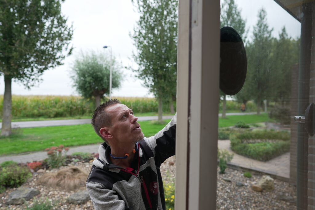 man zet glas in kozijn