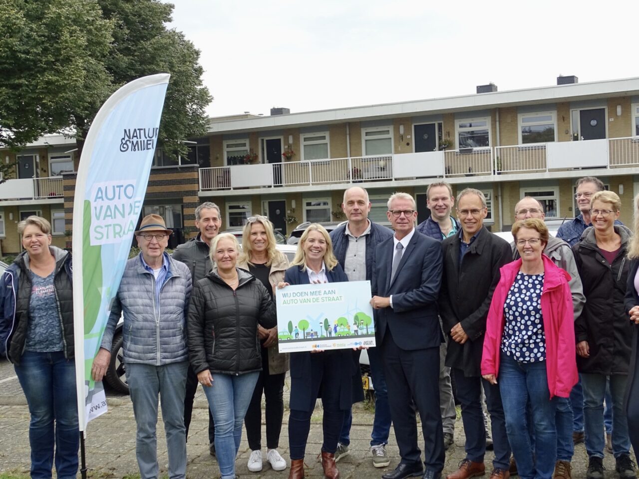 deelnemers auto van de straat
