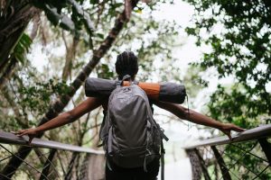 vrouw met backpack in het bos