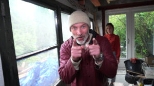 Eddy Zoëy wijst de camera in