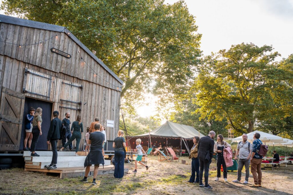Festival Tweetakt in 2025 bij een schuur in het park