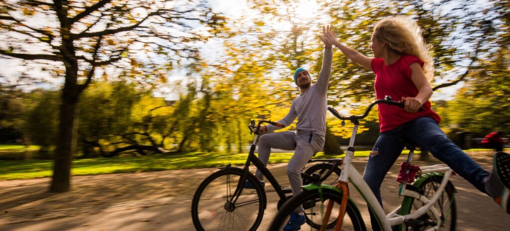 Mensen op de fiets in het park