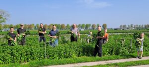 Kwekers tussen bloemen