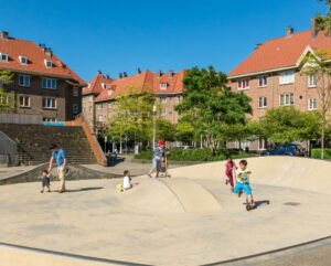 Kinderen spelen op een plein