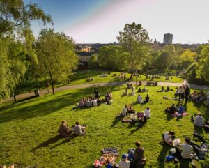 Mensen relaxen in het park